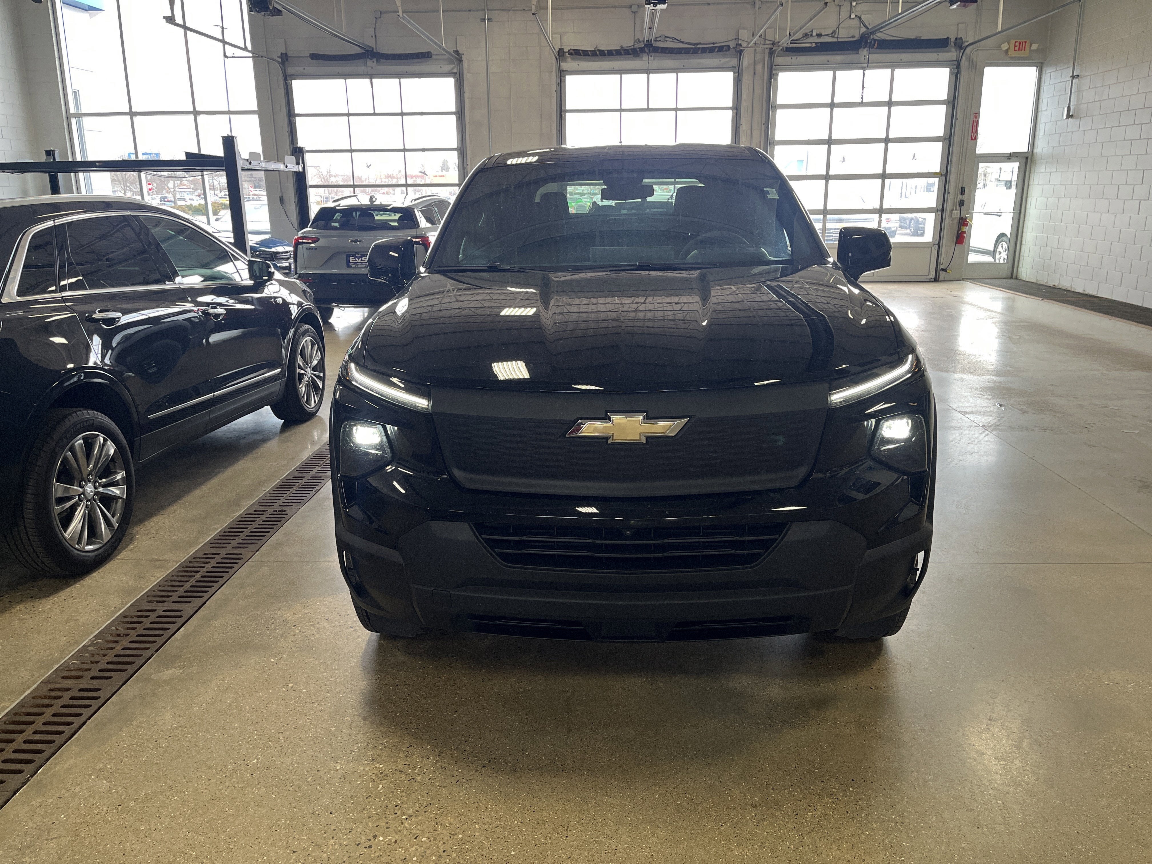 2024 Chevrolet Silverado EV 4WT Work Truck e4WD w/Dual-LevelChargeCord Spray-OnBedliner AssistSteps