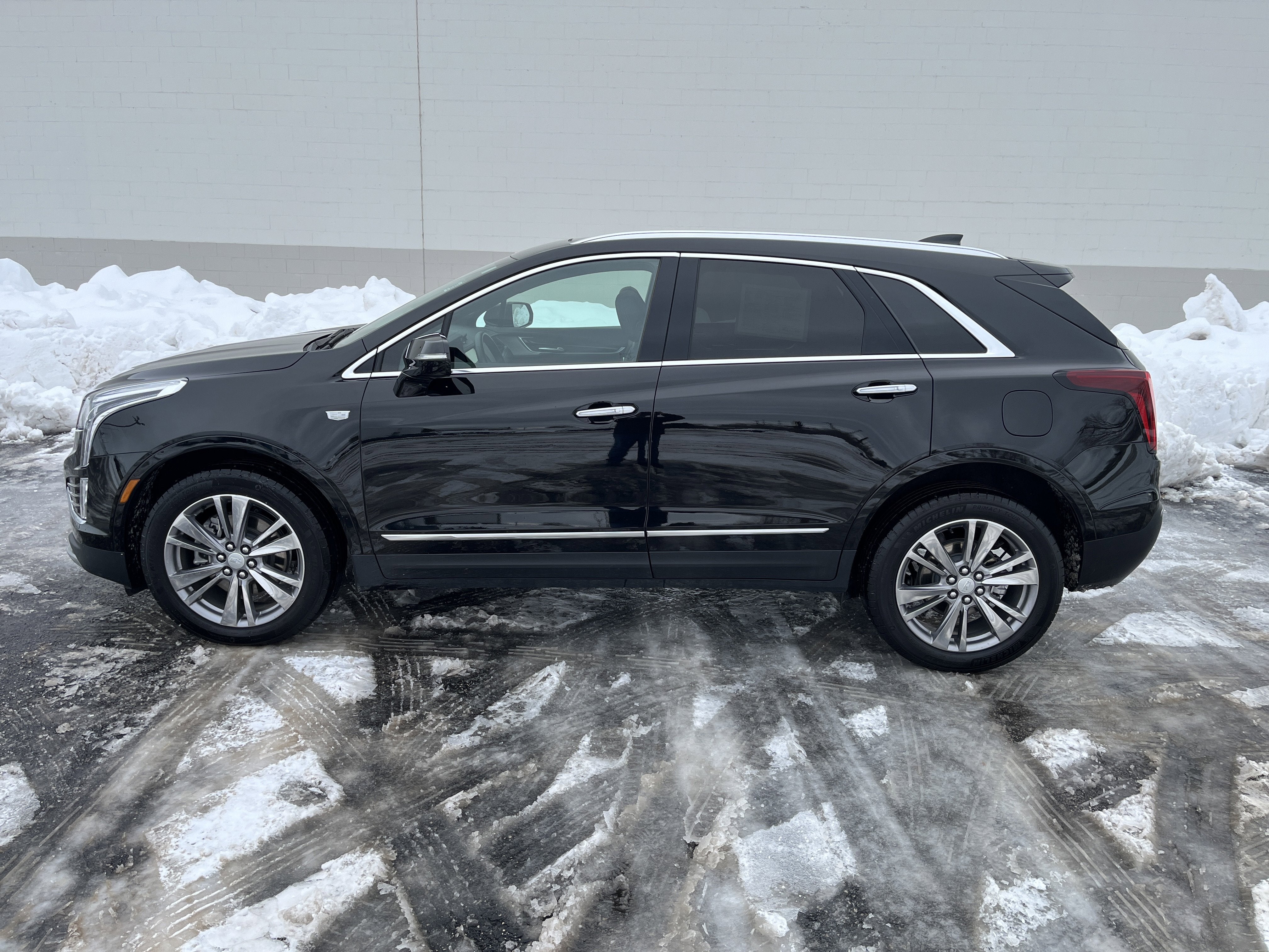 2025 Cadillac XT5 Premium Luxury AWD 3.6L w/Tri-ZoneAutomaticClimateControl HtdCldMemLthr AirIonizer Sunroof HD-RrCam