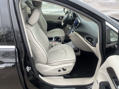 2017 Chrysler Pacifica Limited UConnectTheater&Sound AdvSftyTec 8-Pass&20InchWheelGroups w/Nav DVD AdptvCrz 360DegreeCamera