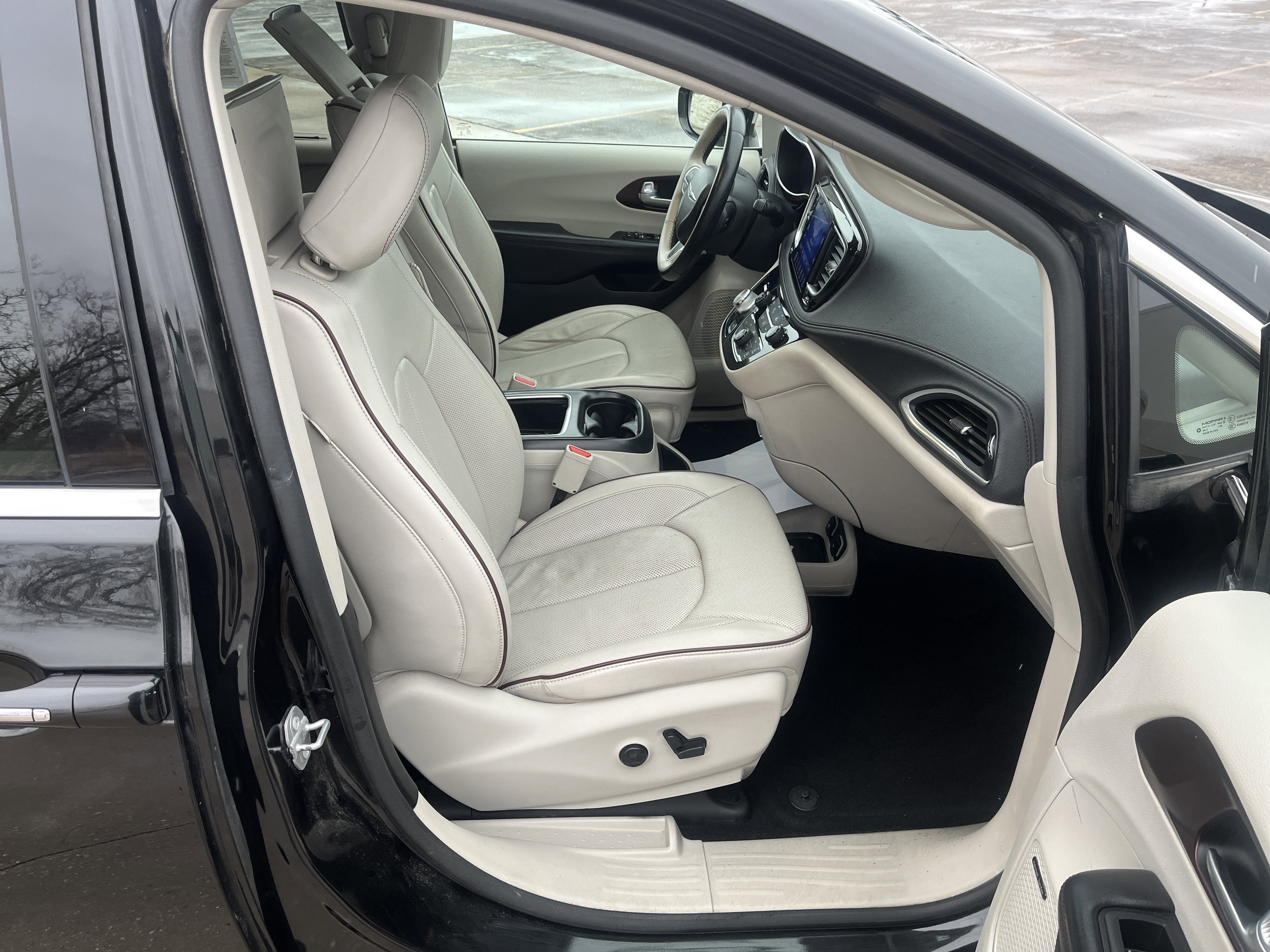 2017 Chrysler Pacifica Limited UConnectTheater&Sound AdvSftyTec 8-Pass&20InchWheelGroups w/Nav DVD AdptvCrz 360DegreeCamera