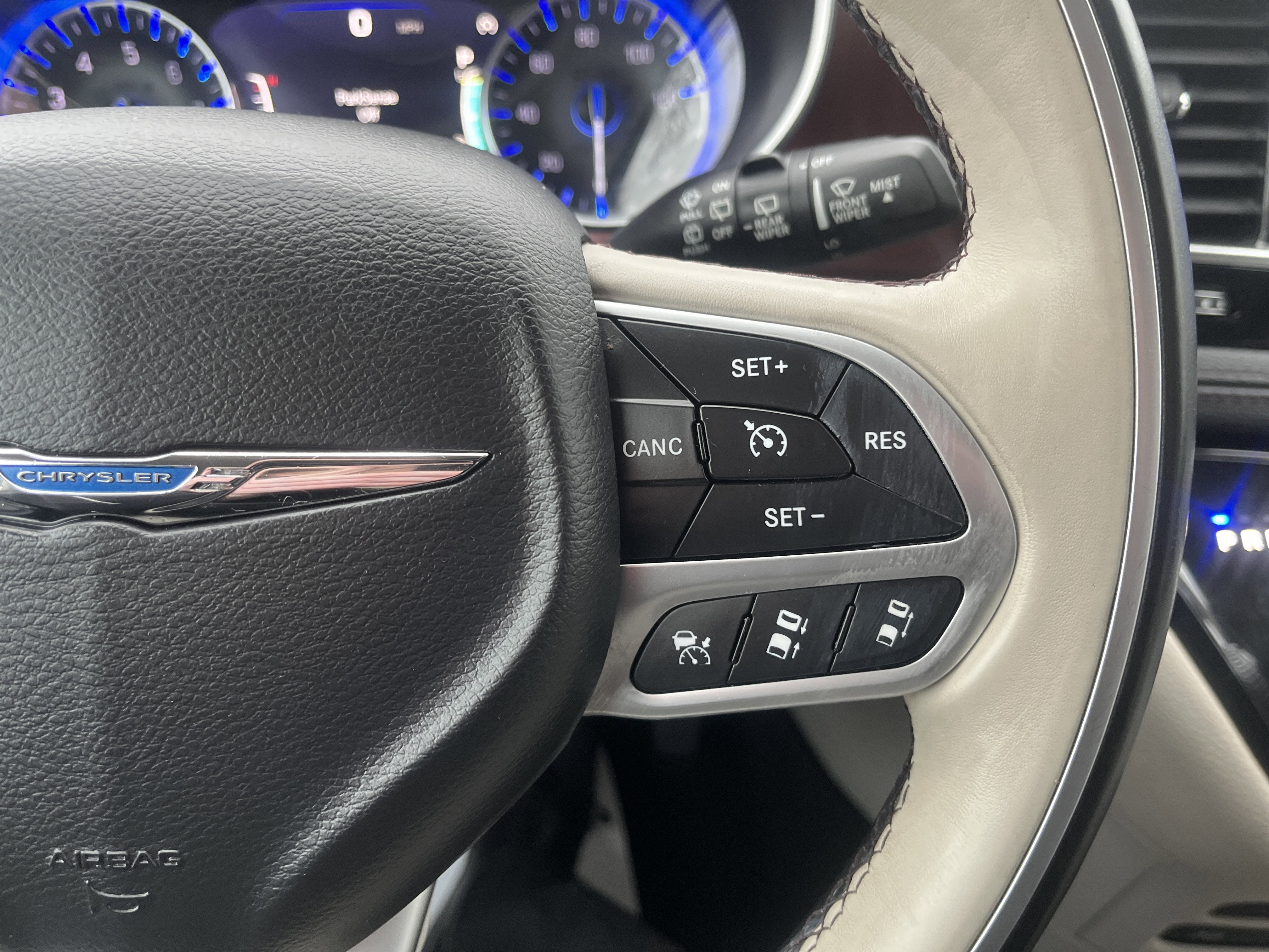 2017 Chrysler Pacifica Limited UConnectTheater&Sound AdvSftyTec 8-Pass&20InchWheelGroups w/Nav DVD AdptvCrz 360DegreeCamera