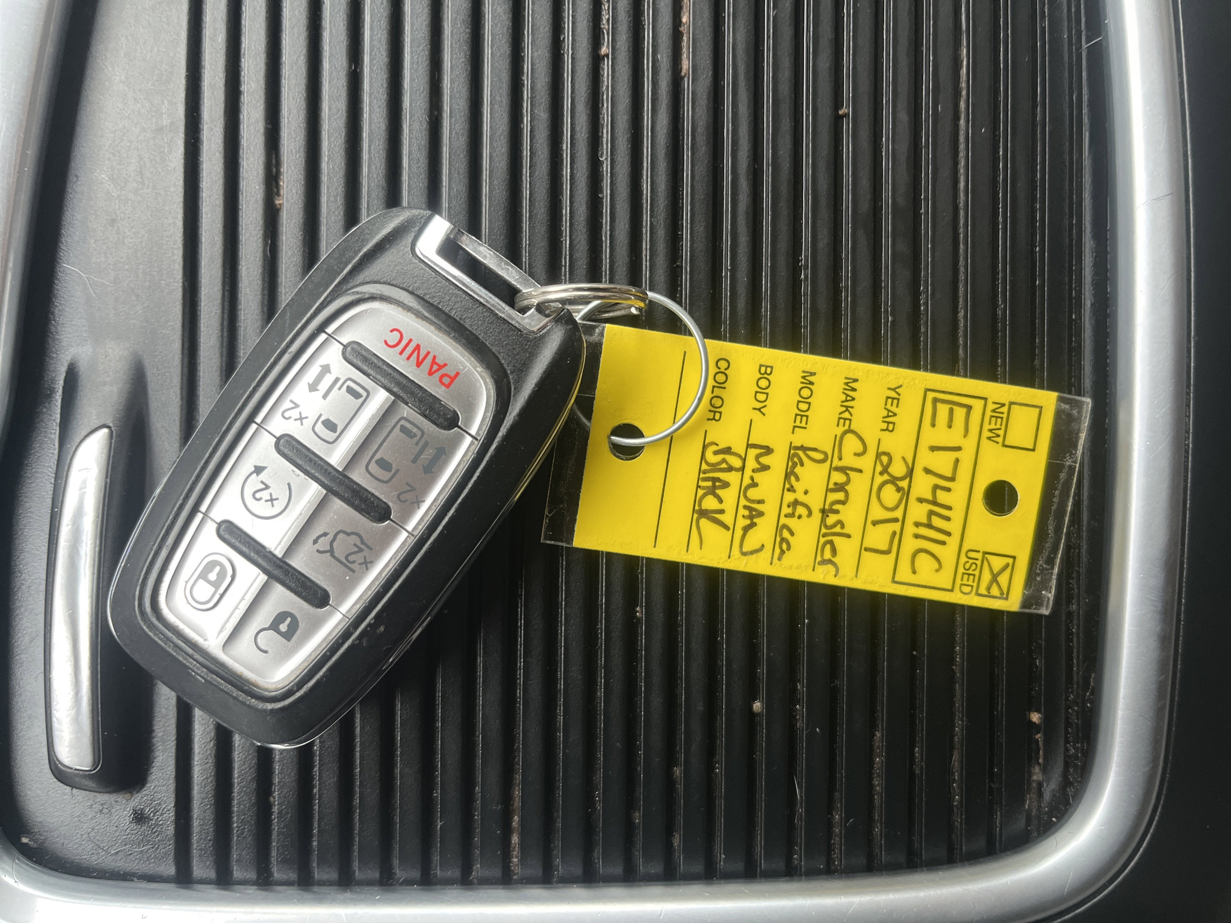 2017 Chrysler Pacifica Limited UConnectTheater&Sound AdvSftyTec 8-Pass&20InchWheelGroups w/Nav DVD AdptvCrz 360DegreeCamera