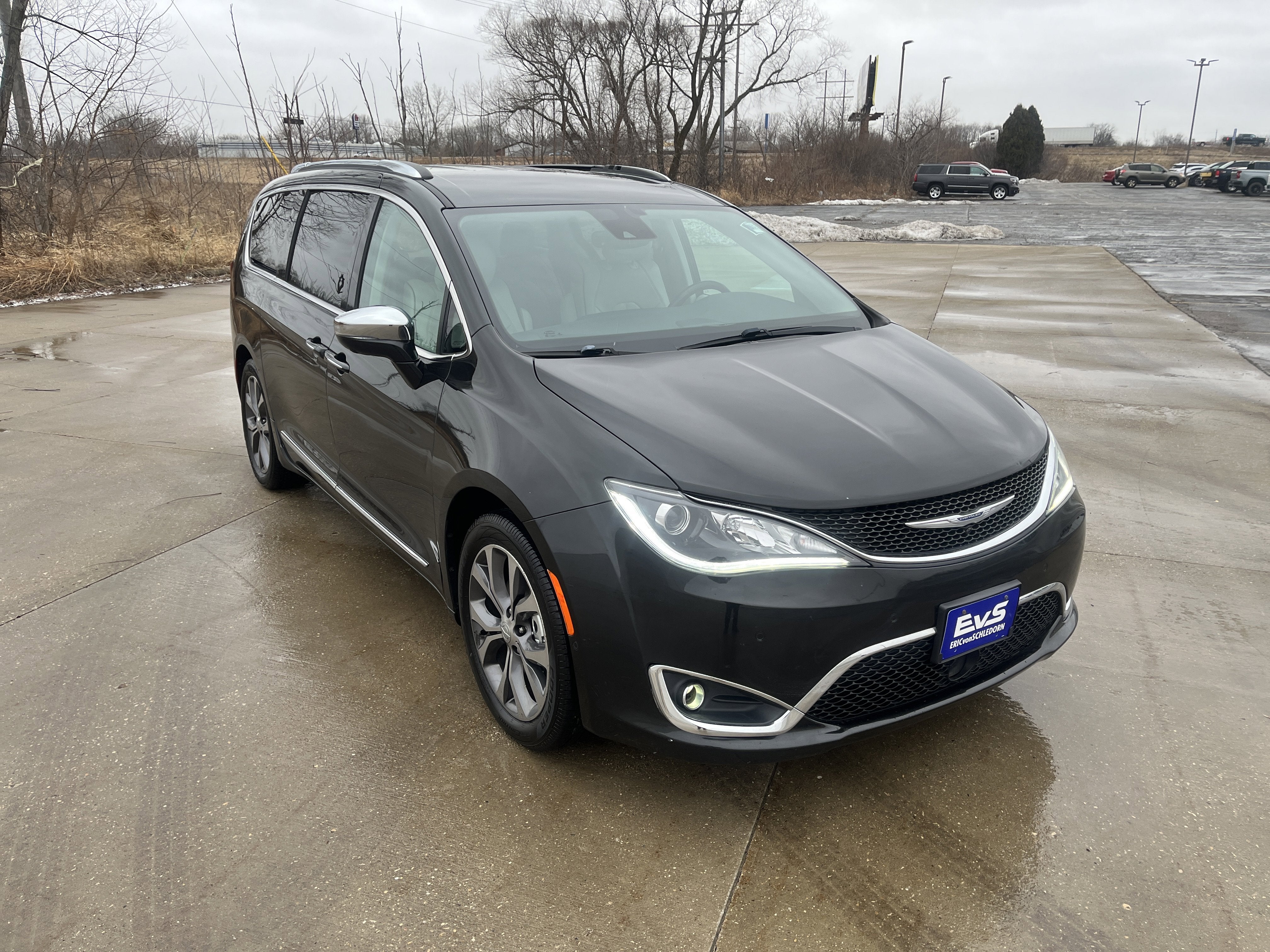 2017 Chrysler Pacifica Limited UConnectTheater&Sound AdvSftyTec 8-Pass&20InchWheelGroups w/Nav DVD AdptvCrz 360DegreeCamera
