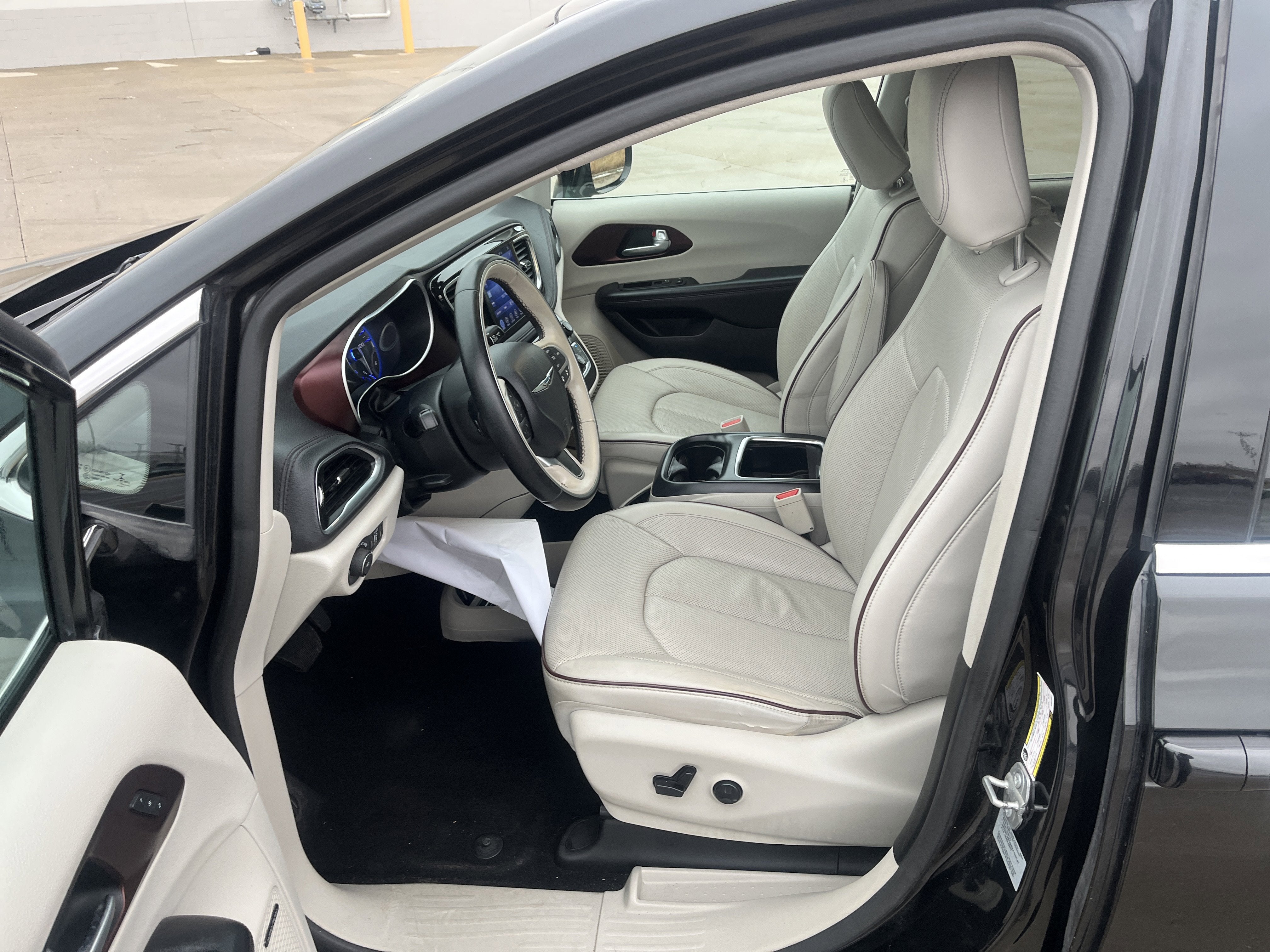 2017 Chrysler Pacifica Limited UConnectTheater&Sound AdvSftyTec 8-Pass&20InchWheelGroups w/Nav DVD AdptvCrz 360DegreeCamera