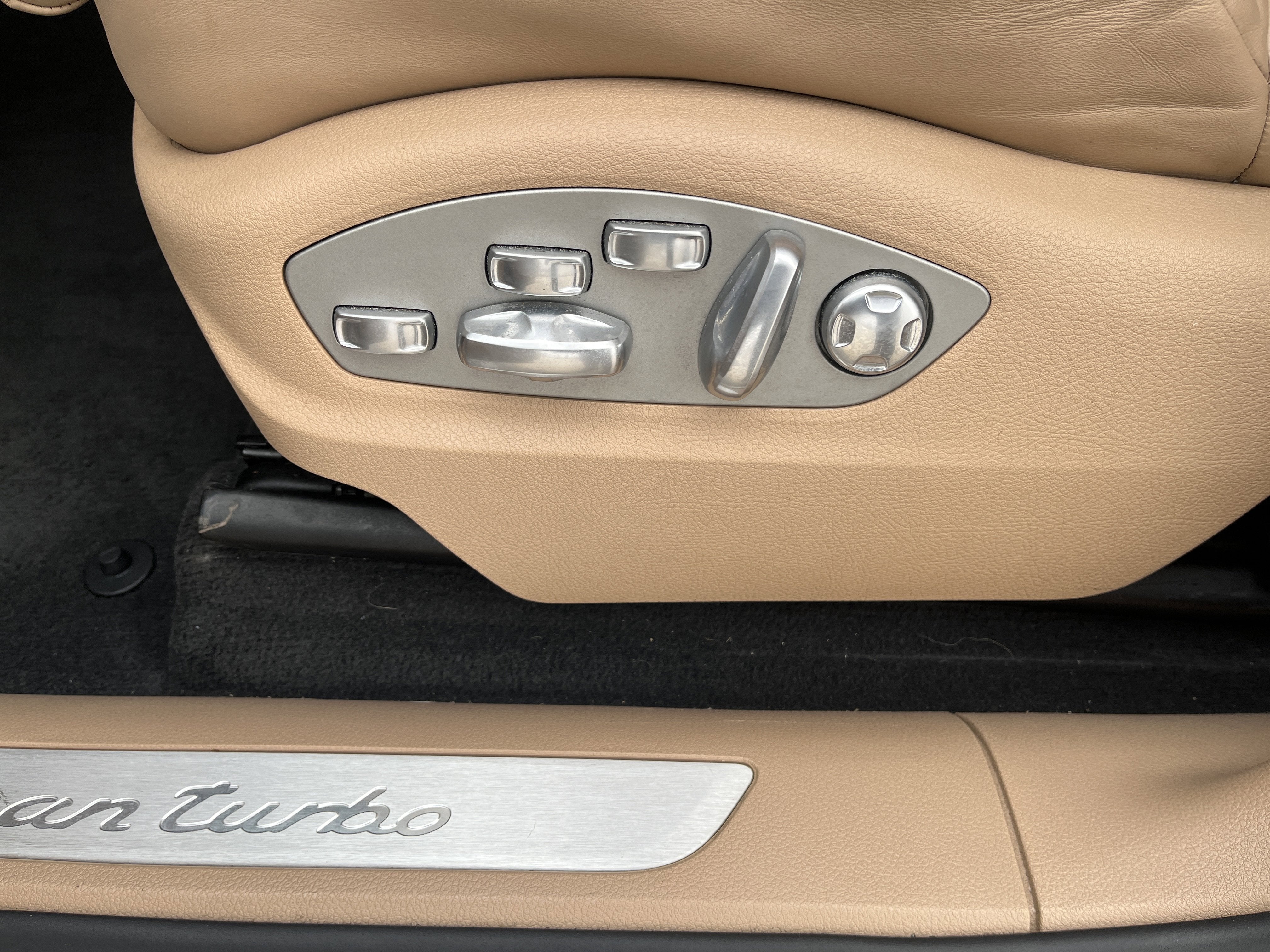 2020 Porsche Macan Turbo AWD w/Nav