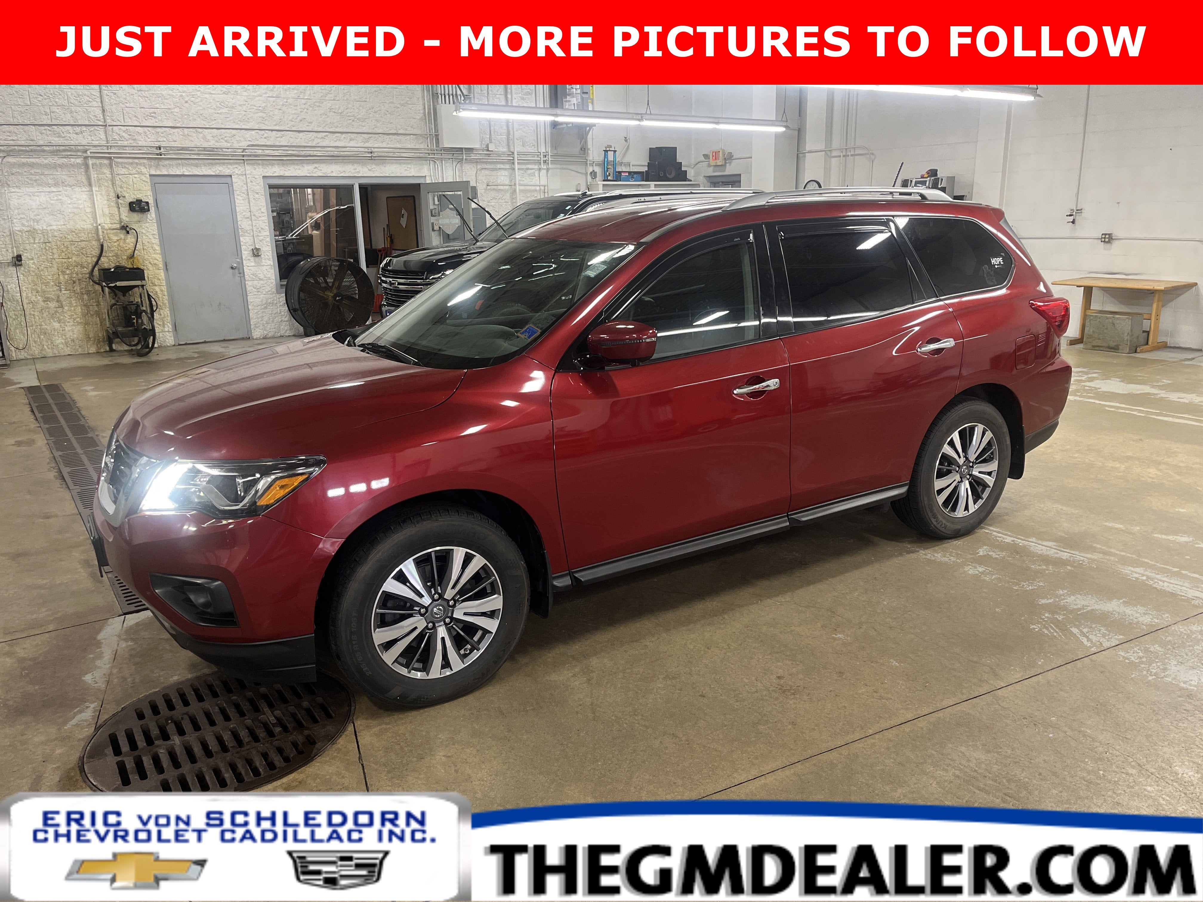 2017 Nissan Pathfinder SL 4WD's photo